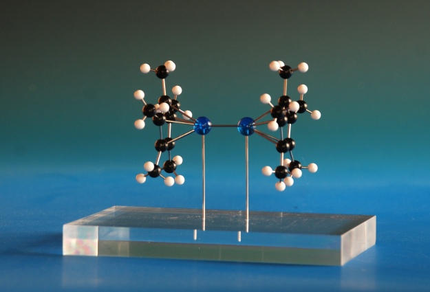 A model of a uranium dimer compound on a transparent base